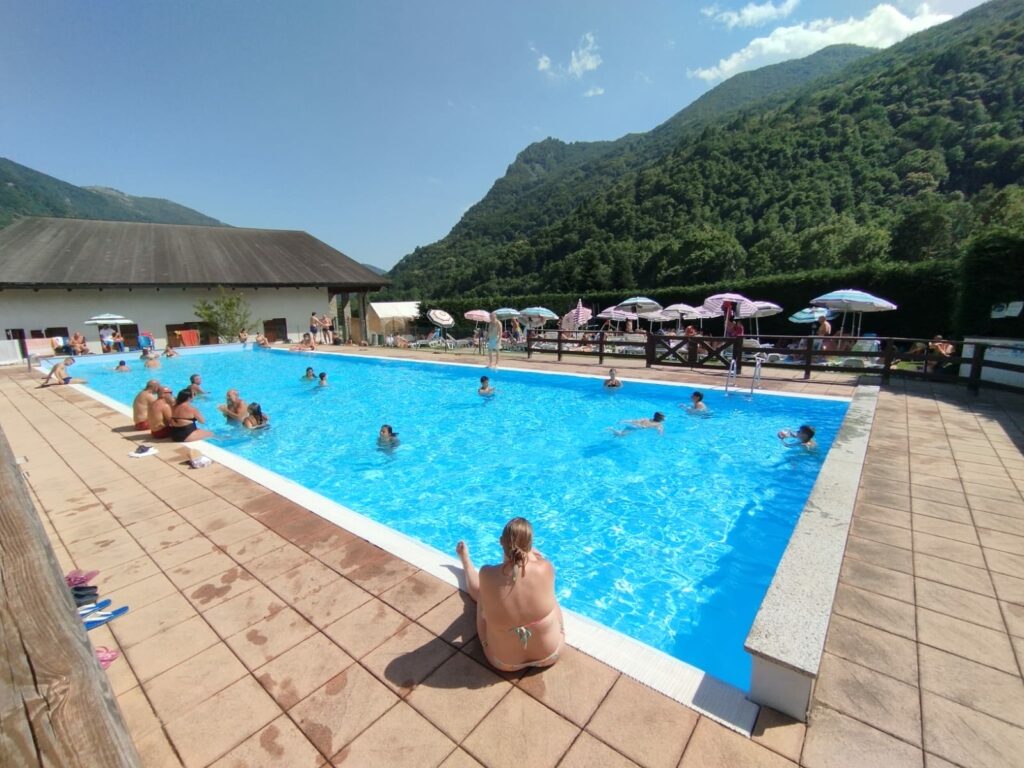 piscina di Cantoira in un pomeriggio d'estate